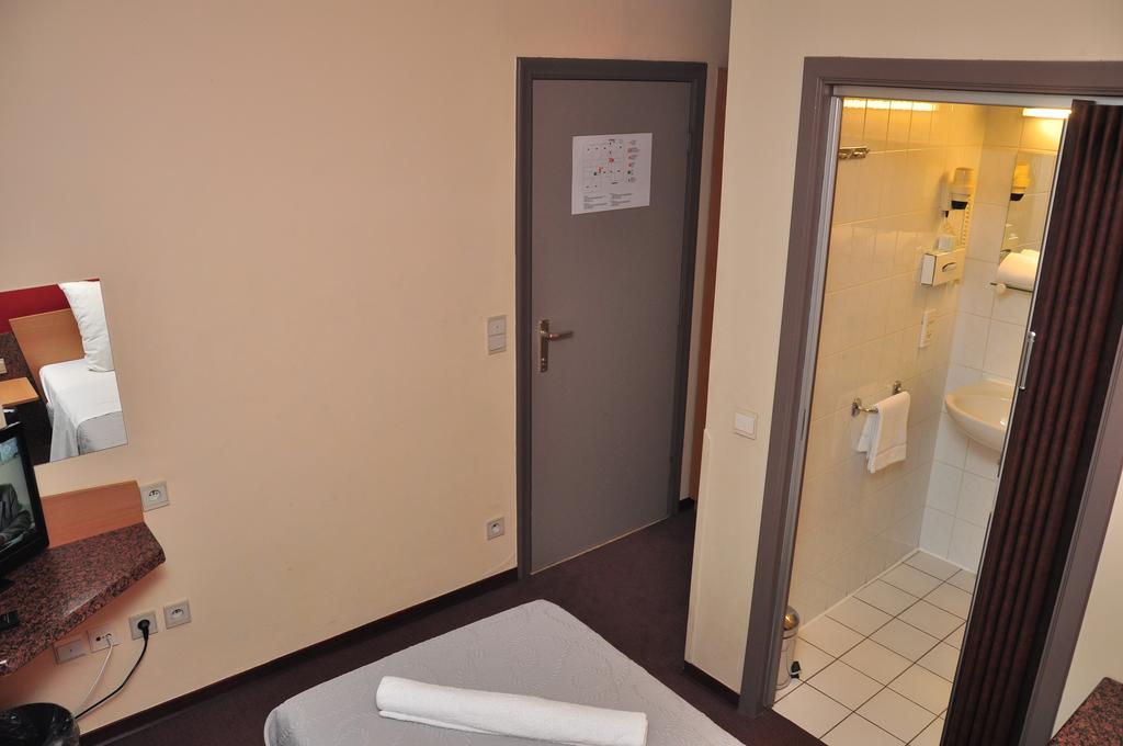 Afrit 28 Hotel Heusden-Zolder Room photo