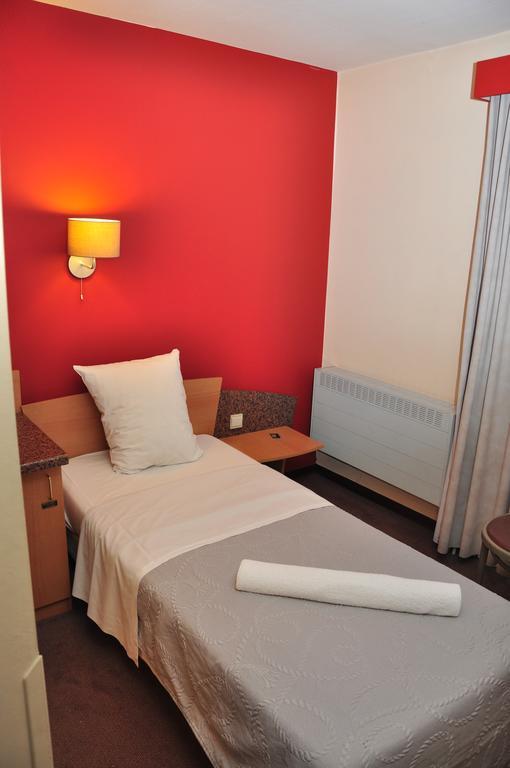 Afrit 28 Hotel Heusden-Zolder Room photo