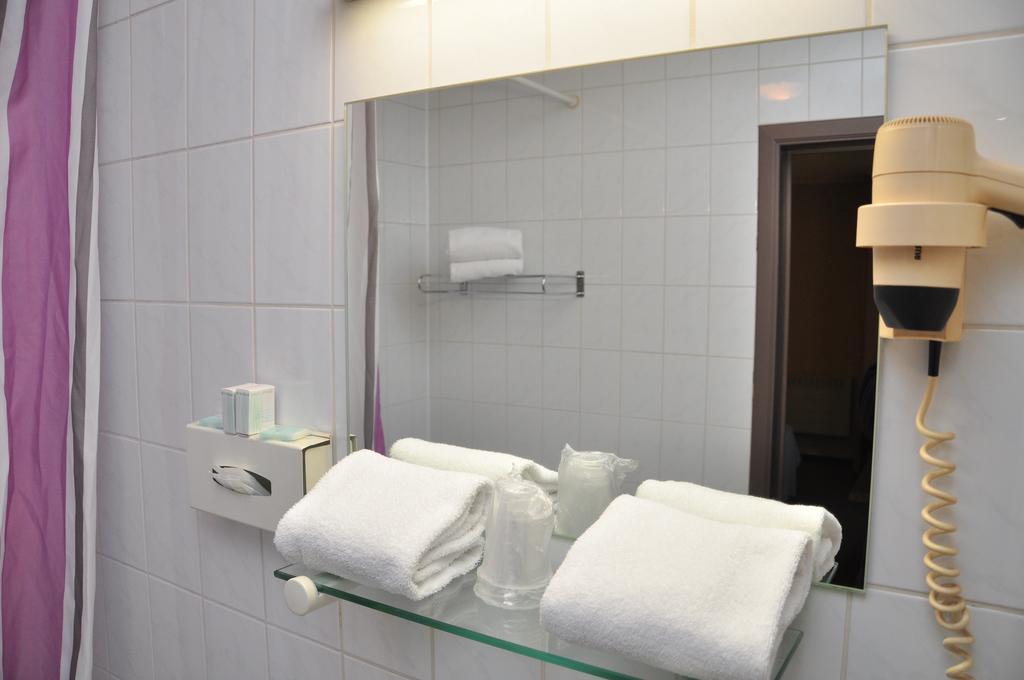 Afrit 28 Hotel Heusden-Zolder Room photo