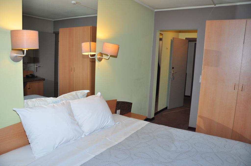 Afrit 28 Hotel Heusden-Zolder Room photo