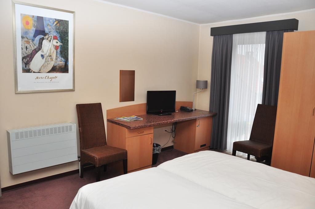 Afrit 28 Hotel Heusden-Zolder Room photo